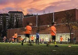 Un equipo ajeno a la información entrena en el campo de Sansomendi.