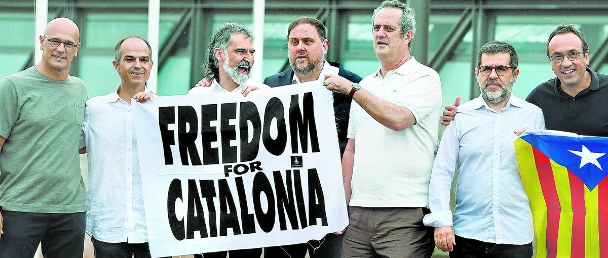 Raül Romeva, Jordi Turull, Jordi Cuixart, Oriol Junqueras, Joaquim Forn, Jordi Sànchez y Josep Rull, tras quedar en libertad después de ser indultados en junio de 2021