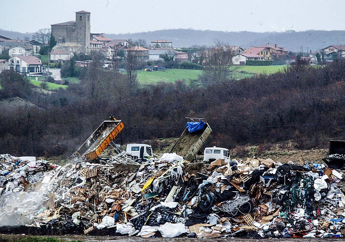Dos camiones depositan residuos en el vertedero de Gardélegui.