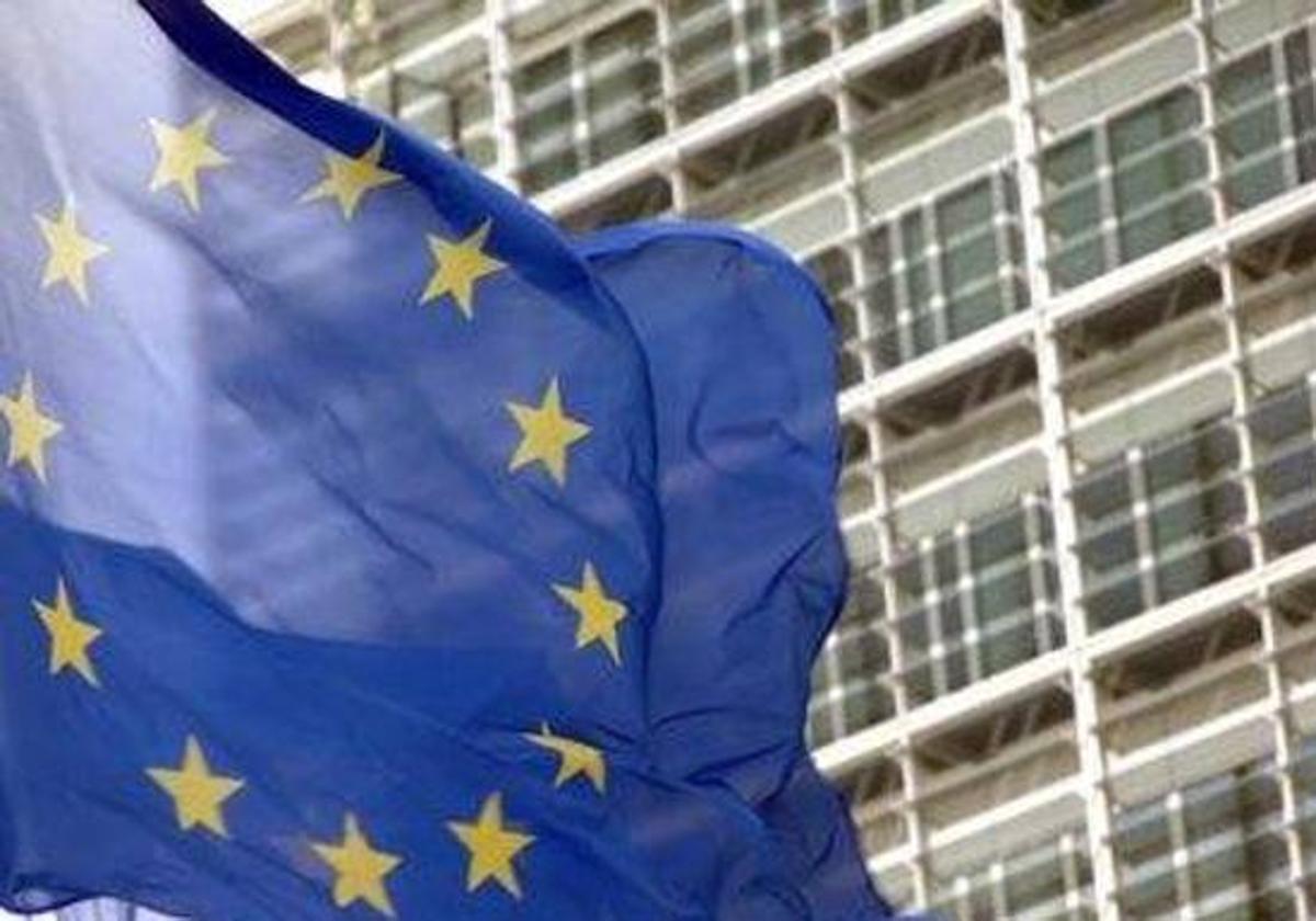 Bandera de la UE frente a la sede de la Comisión Europea.