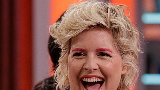 Tania Llasera revela sus problemas de juanetes