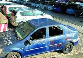 El vehículo abandonado en la estación de Abando tiene las lunas reventadas y el interior arrasado.