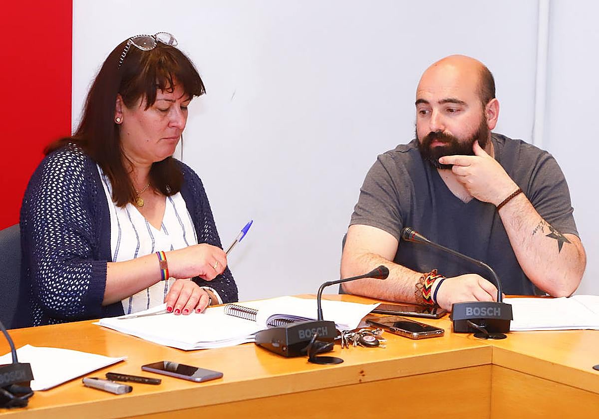 Guillermo Ubieto, concejal por IU, junto a su compañera de Podemos, Cristina Ferreras.
