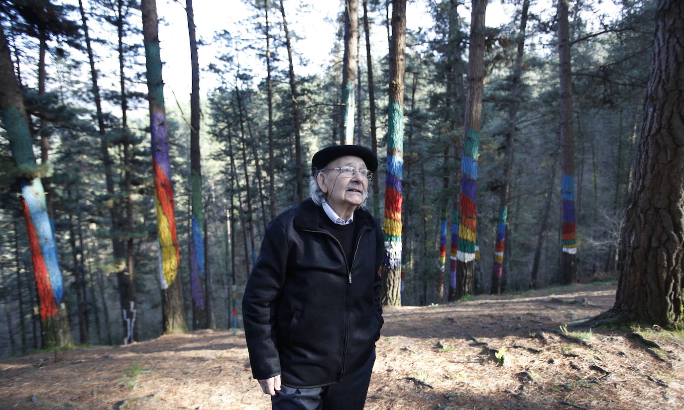 Ibarrola, ante su gran obra: el bosque de Oma