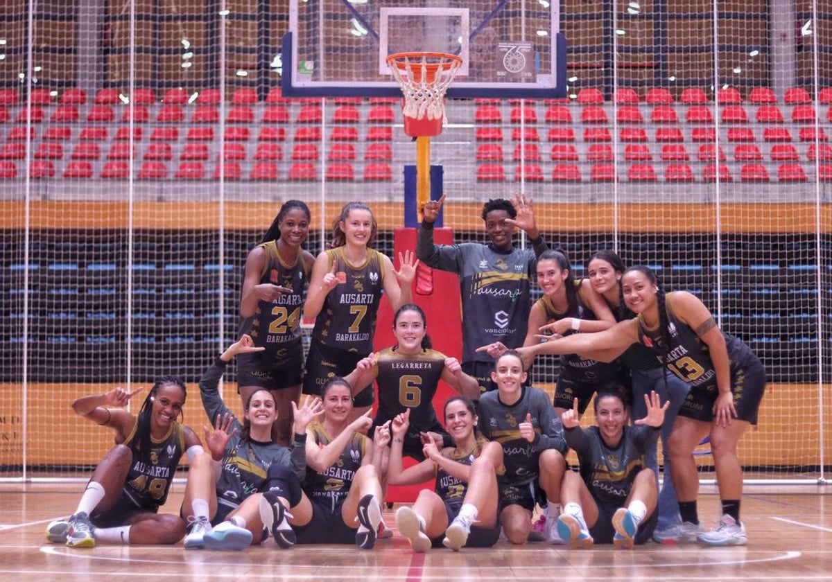 Las jugadoras del Ausarta celebran su sexta victoria consecutiva.