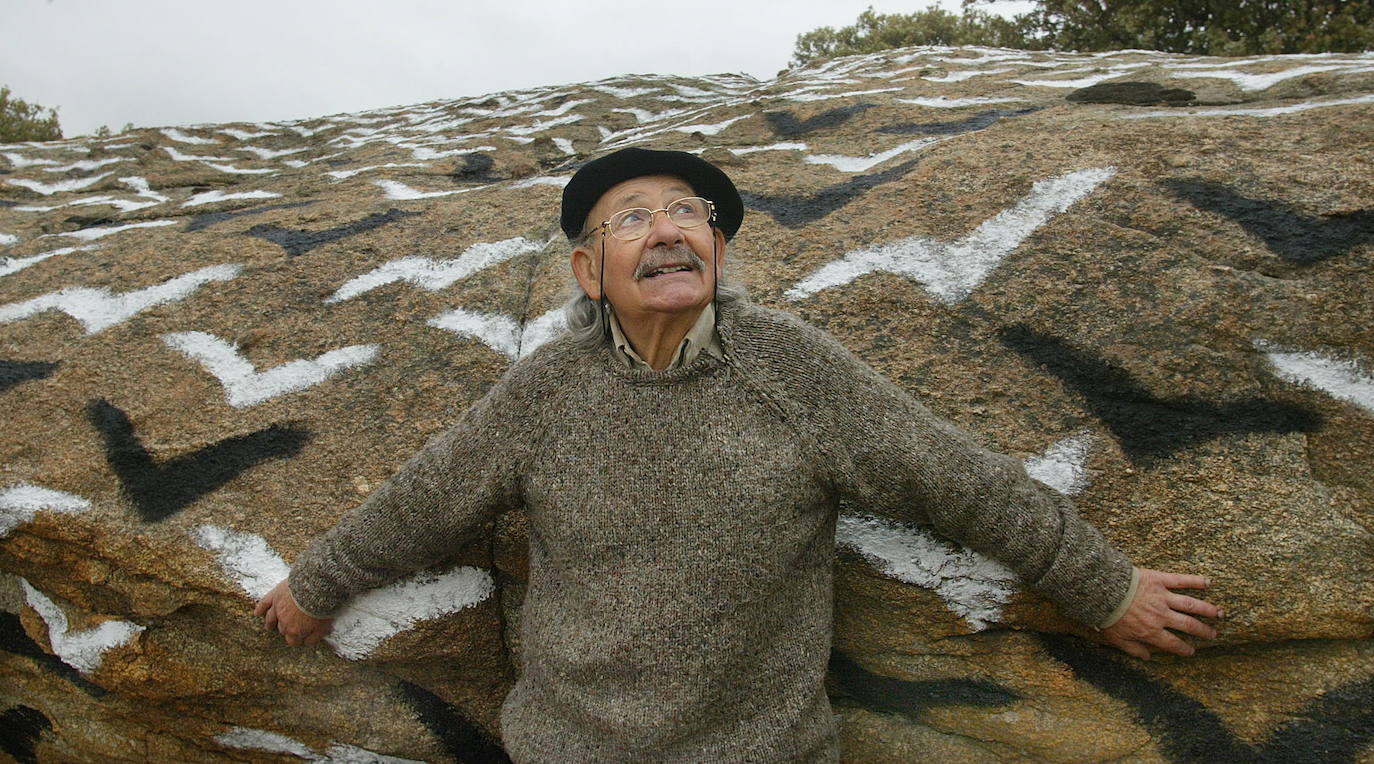 Sus obras también están presentes fuera de Euskadi. En esta imagen posa junto a una de ellas, en Muogalindo (Ávila)