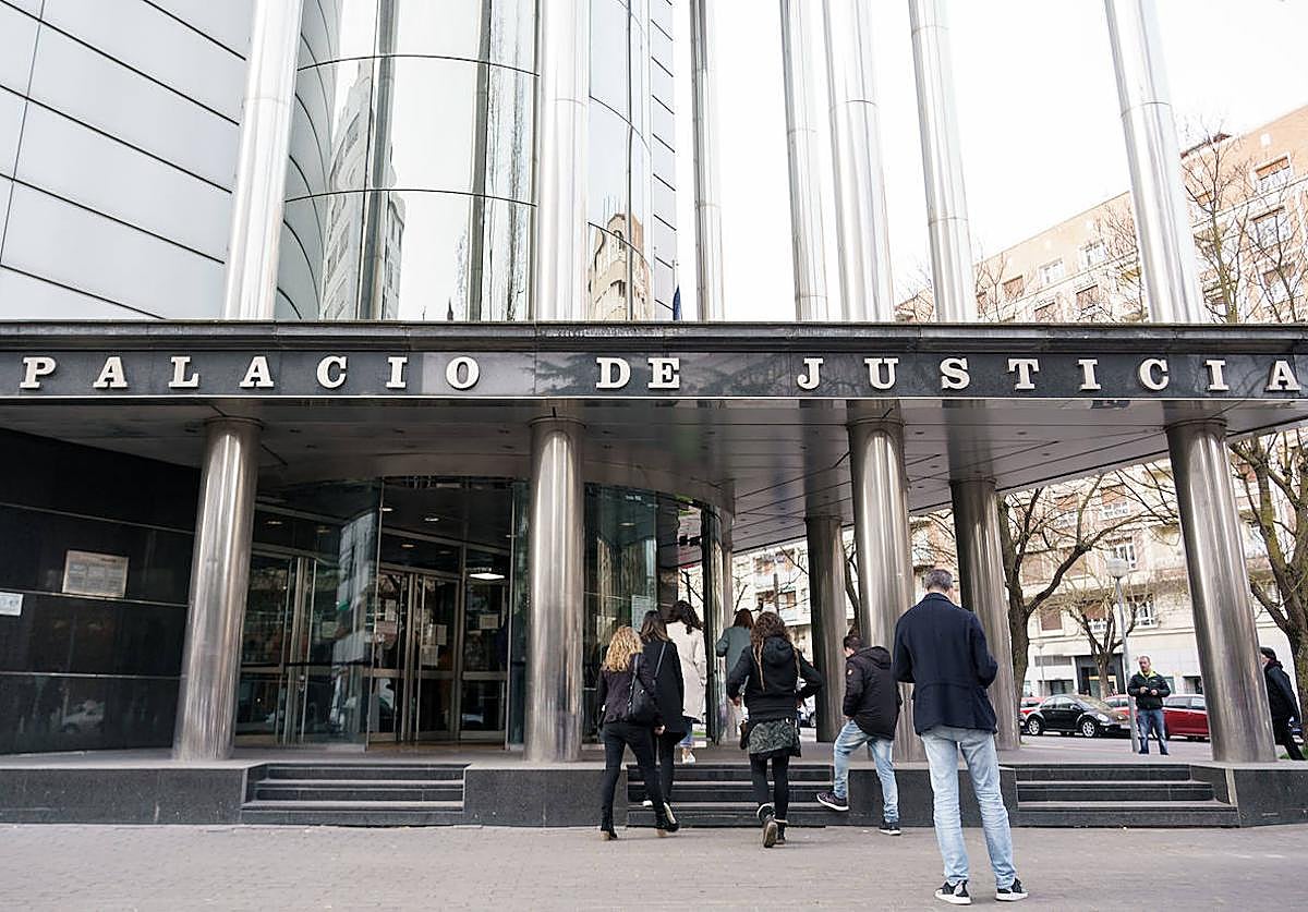 Acceso principal del Palacio de Justicia de Vitoria, donde se ha dictado esta sentencia.