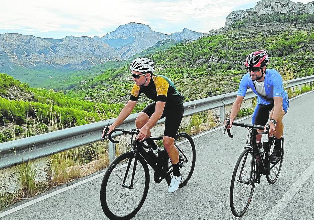 Dos cicloturistas disfrutan en la zona de Jávea.