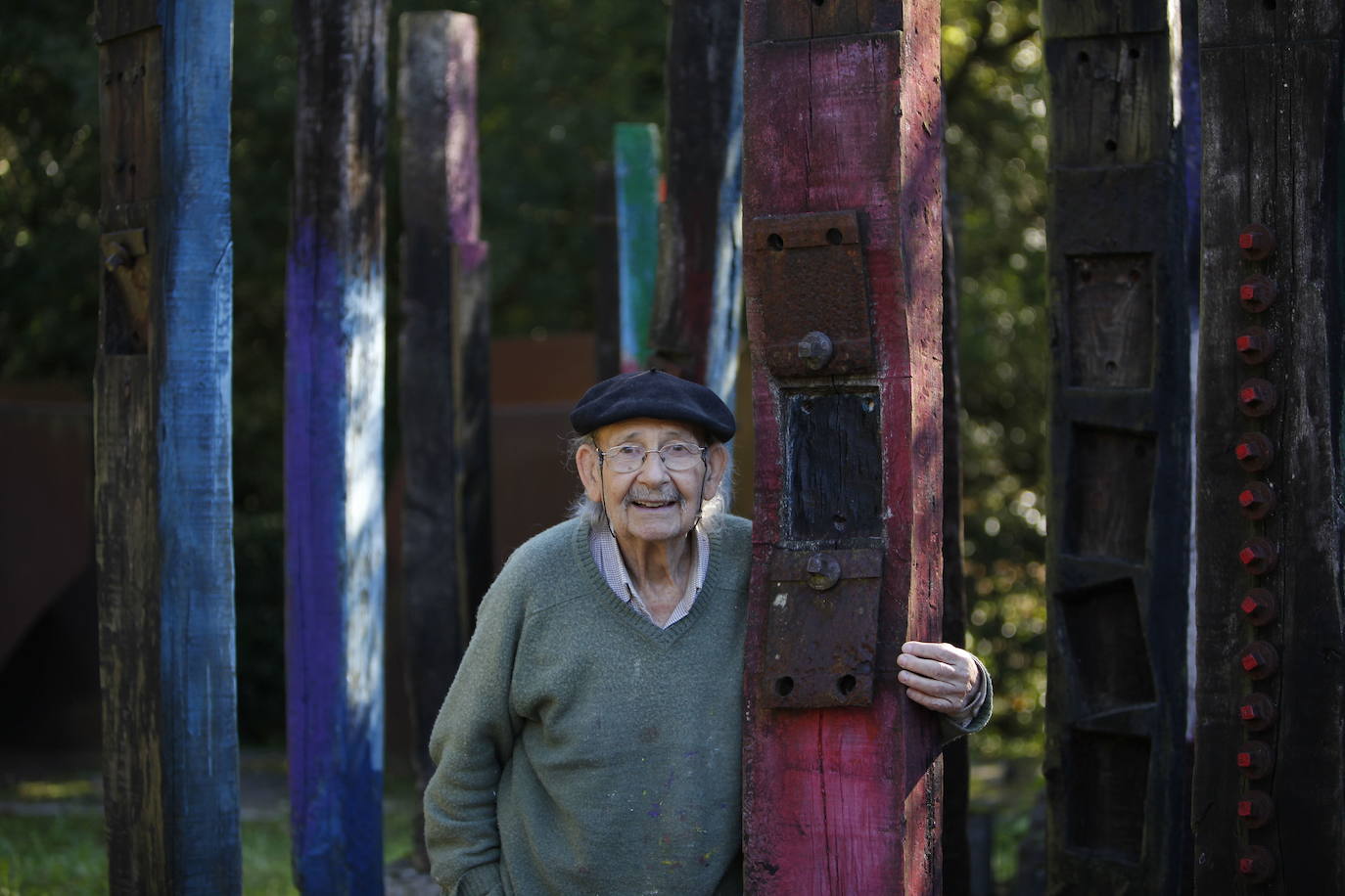 Ibarrola abraza uno de los árboles del bosque de Oma