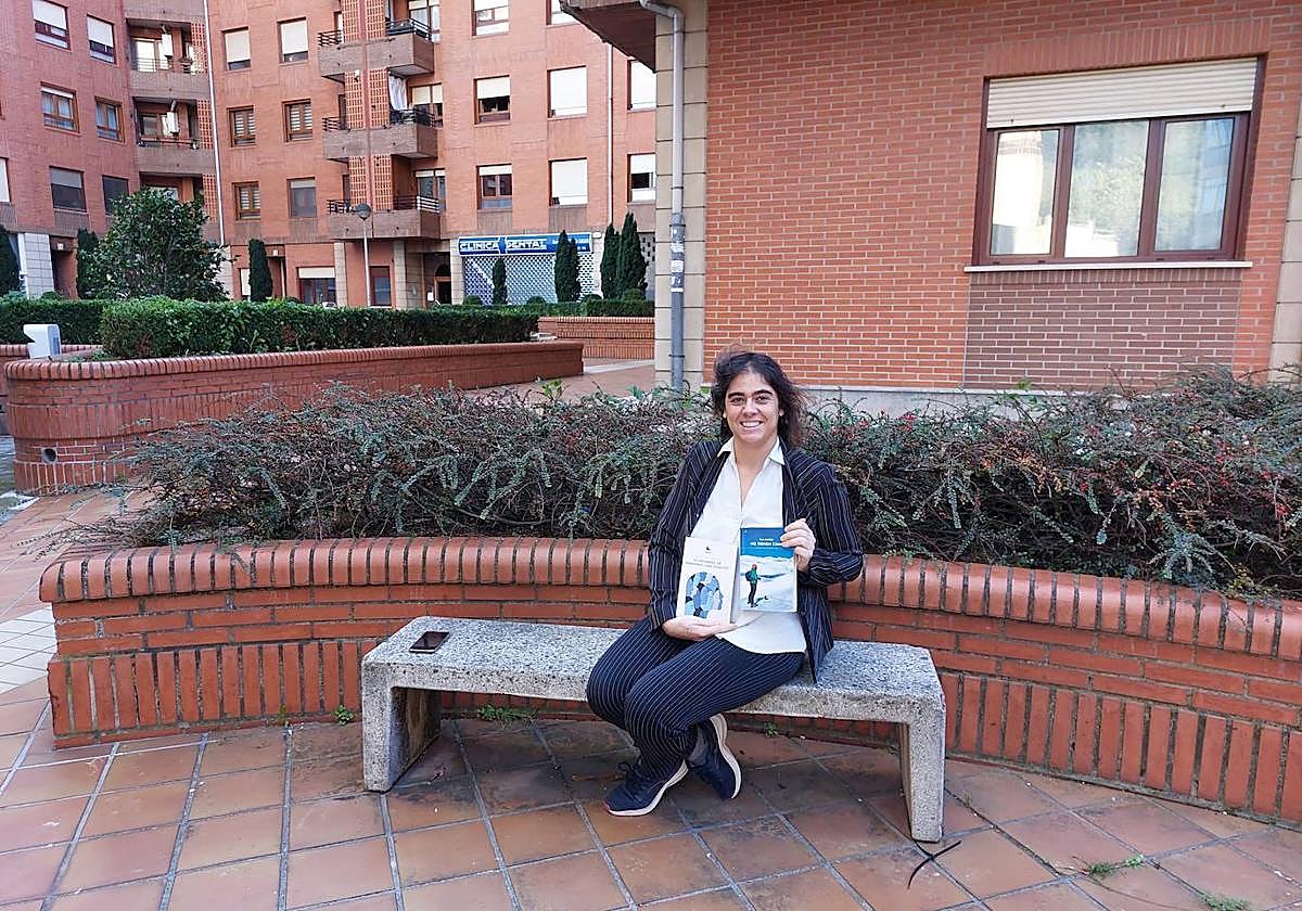 La escritora posa con sus obras en San Miguel de Basauri.