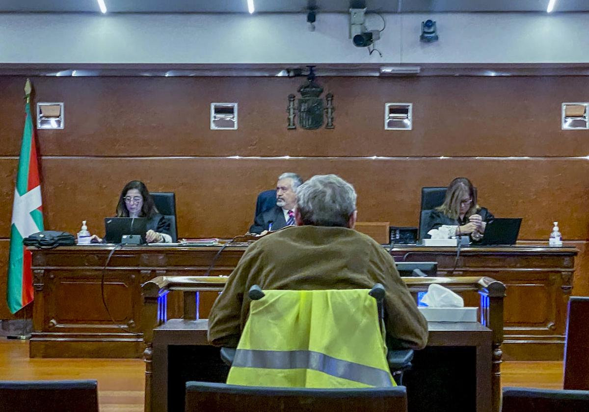 El encausado aguarda en su silla de ruedas a que arranque el juicio.