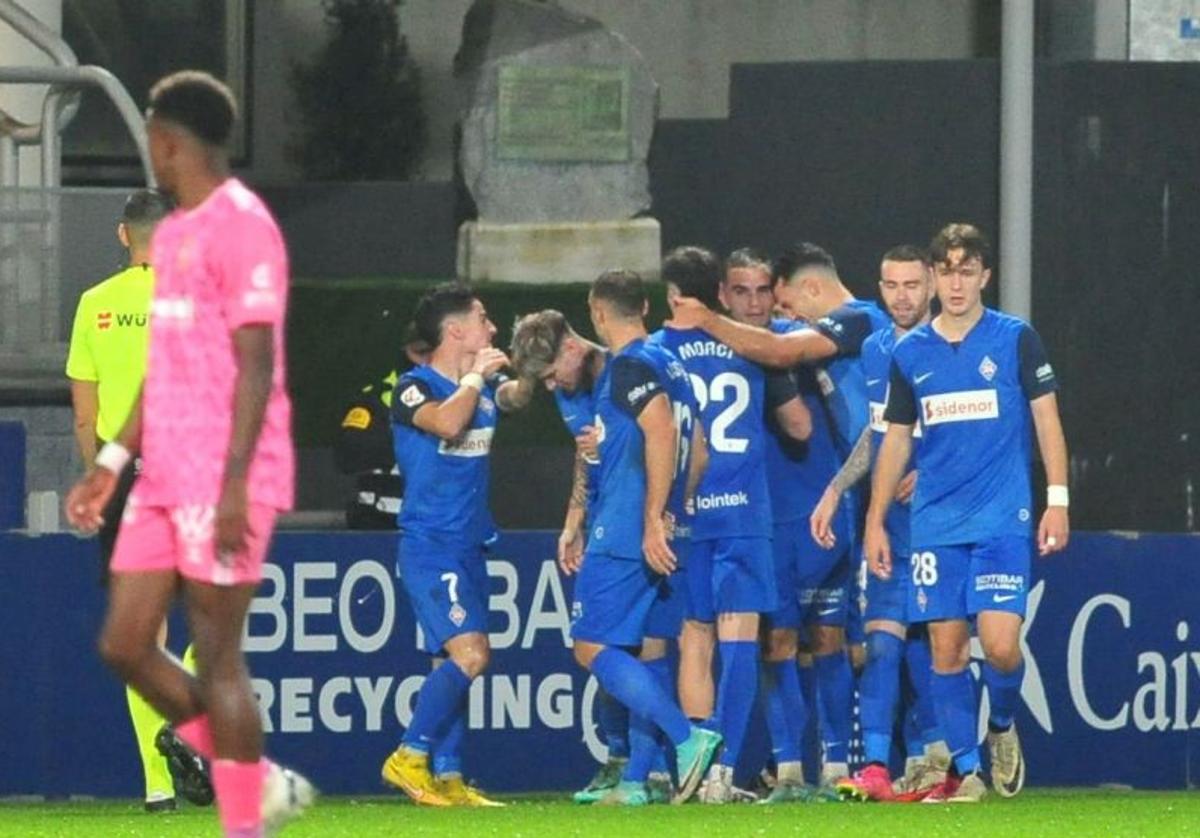 Los azules festejan el segundo tanto, anotado por Avilés.