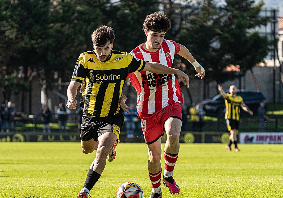 David Nates supera en carrera a Iñigo Zuzaya en el partido entre el Portugalete y el Pasaia.