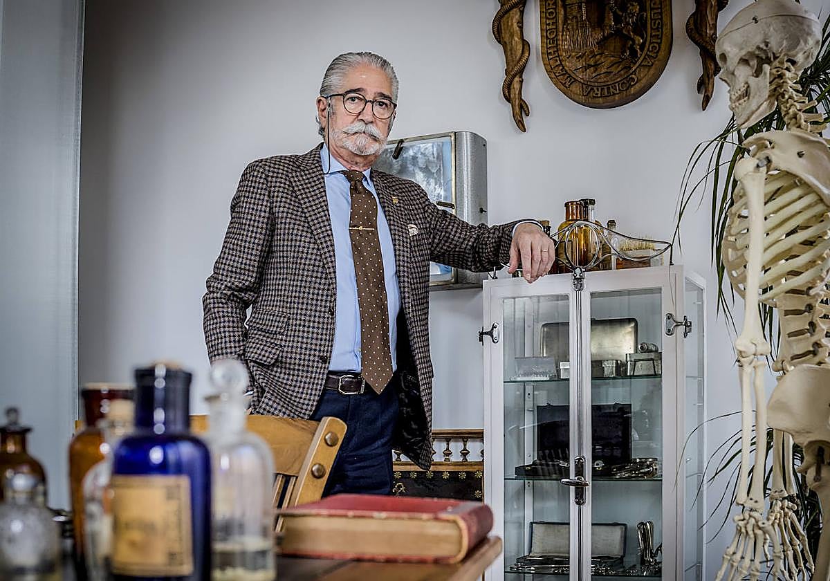 Urigoitia posa en una antigua consulta que forma parte de la exposición permanente del ICOMA