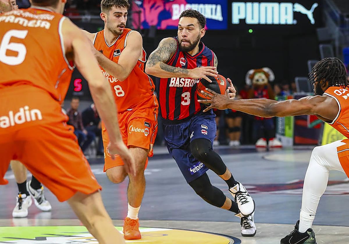 Chiozza agarra con firmmeza el balón ante la defensa de Guillem Ferrando y la mano de Ojeleye.