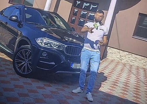 El ahora investigado lanza billetes junto a un coche de alta gama.