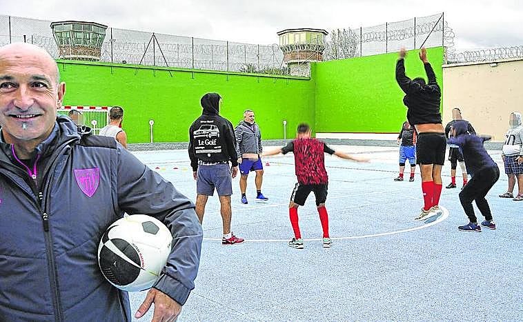 Semanal. Dos monitores de la Fundación Athletic dirigen las sesiones dando prioridad al juego y la diversión del grupo.