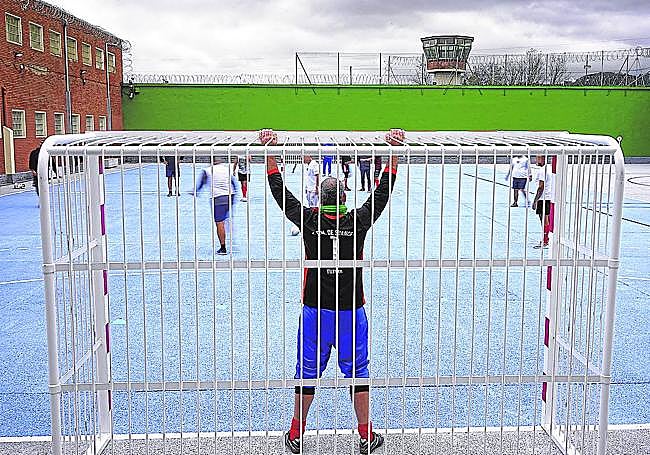 Las porterías llevan barras de hierro en lugar de redes.