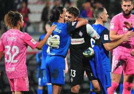 Ryan Edwards y Jonmi Magunagoitia se felicitan al término del encuentro de ayer en Lezama.