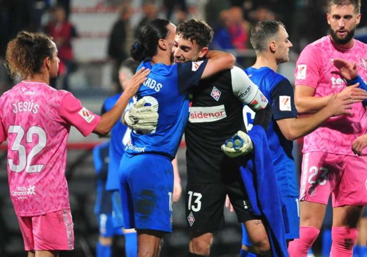 Ryan Edwards y Jonmi Magunagoitia se felicitan al término del encuentro de ayer en Lezama.