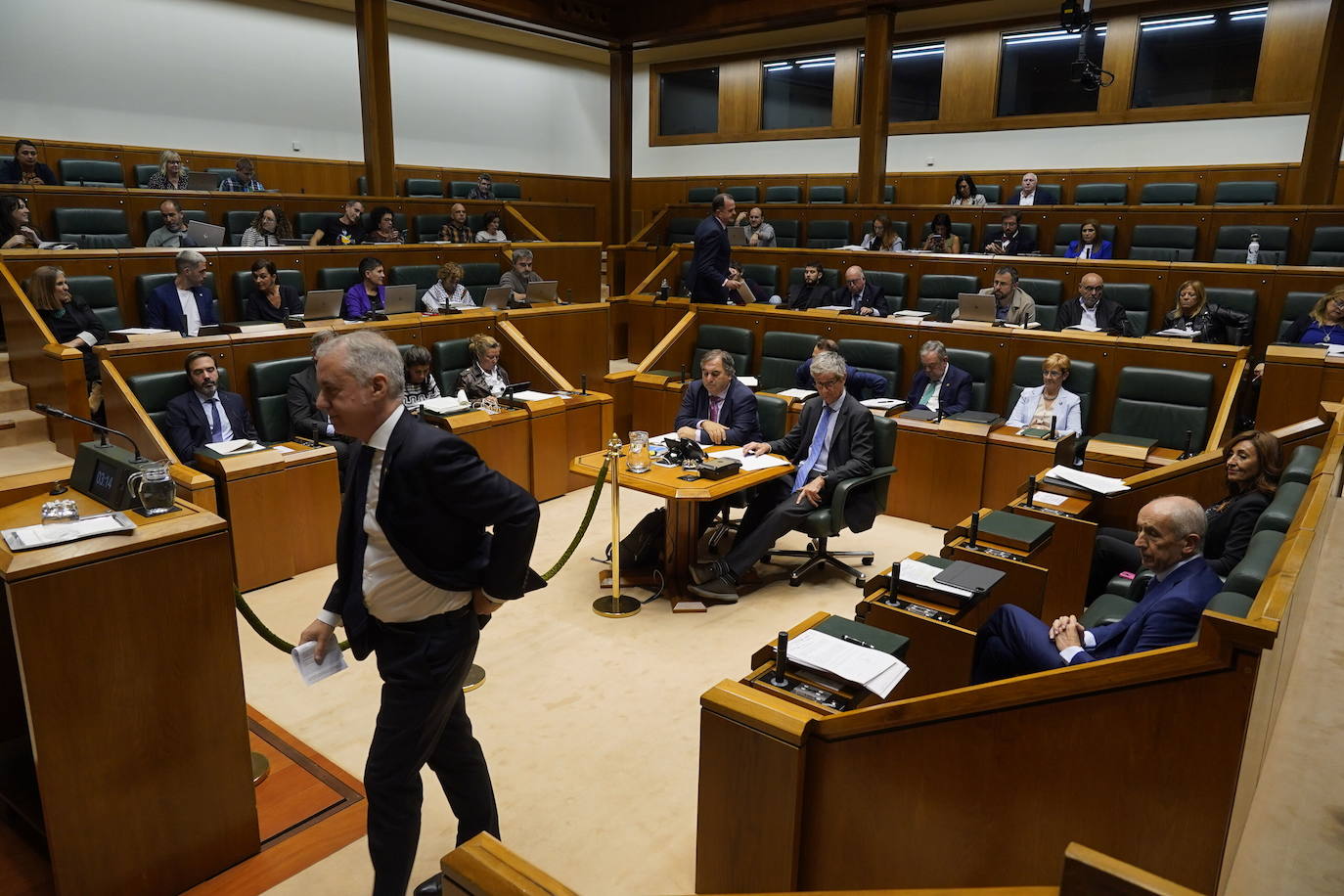 El lehendakari Urkullu se dirige al atril en una sesión de control en el Parlamento.
