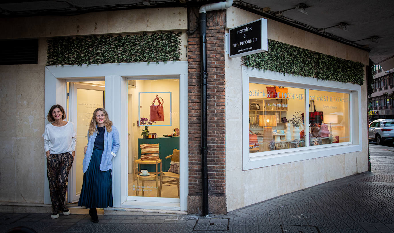 Dos mujeres creadoras abren una tienda en Getxo con sus bolsos y artículos de decoración