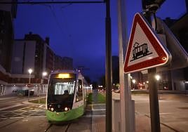 Un tranvía circula de noche por el ramal de Salburua