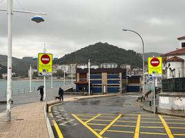 Los carteles indican que la entrada al puerto de Lekeitio está controlada.