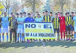 Los equipos del Lakua y Antiguoko, junto al árbitro, comparecieron con la pancarta en contra de la violencia poco antes de empezar el duelo.