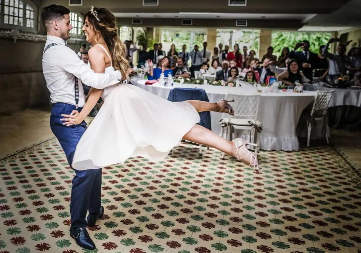 Ane Montero y Félix Arnáiz se casaron en Arnuero el 7 de julio de 2018. Ella era bailarina profesional y él sólo había ensayado dos días la coreografía con la que sorprendieron a sus invitados. El novio recuerda con mucho cariño aquella bachata y el aplauso que recibieron al terminar.