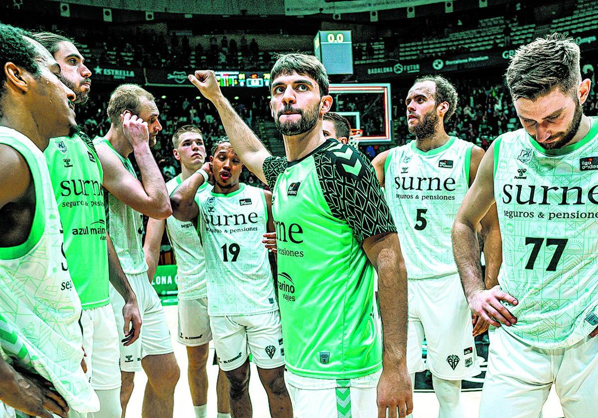 Los jugadores del Bilbao Basket quedaron muy 'tocados' tras caer de forma dolorosa en Badalona.