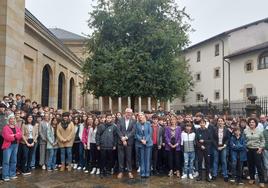 Los adolescentes se sacaron una foto de familia junto a la presidenta de las Juntas Gernerales, Ana Otadui y el presidente de Unicef Comite del País vasco, Isidro Elezgarai.