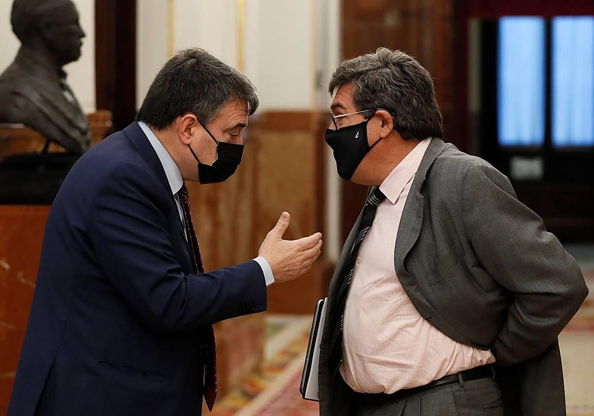 El portavoz del PNV en el Congreso, Aitor Esteban, conversa con el ministro José Luis Escrivá.