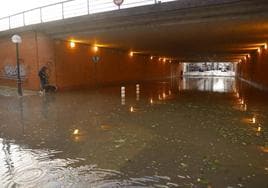 Imagen de la granizada del pasado julio en el paso de la calle San Antonio bajo las vías del ferrocarril, una de las zonas objeto de mejora.