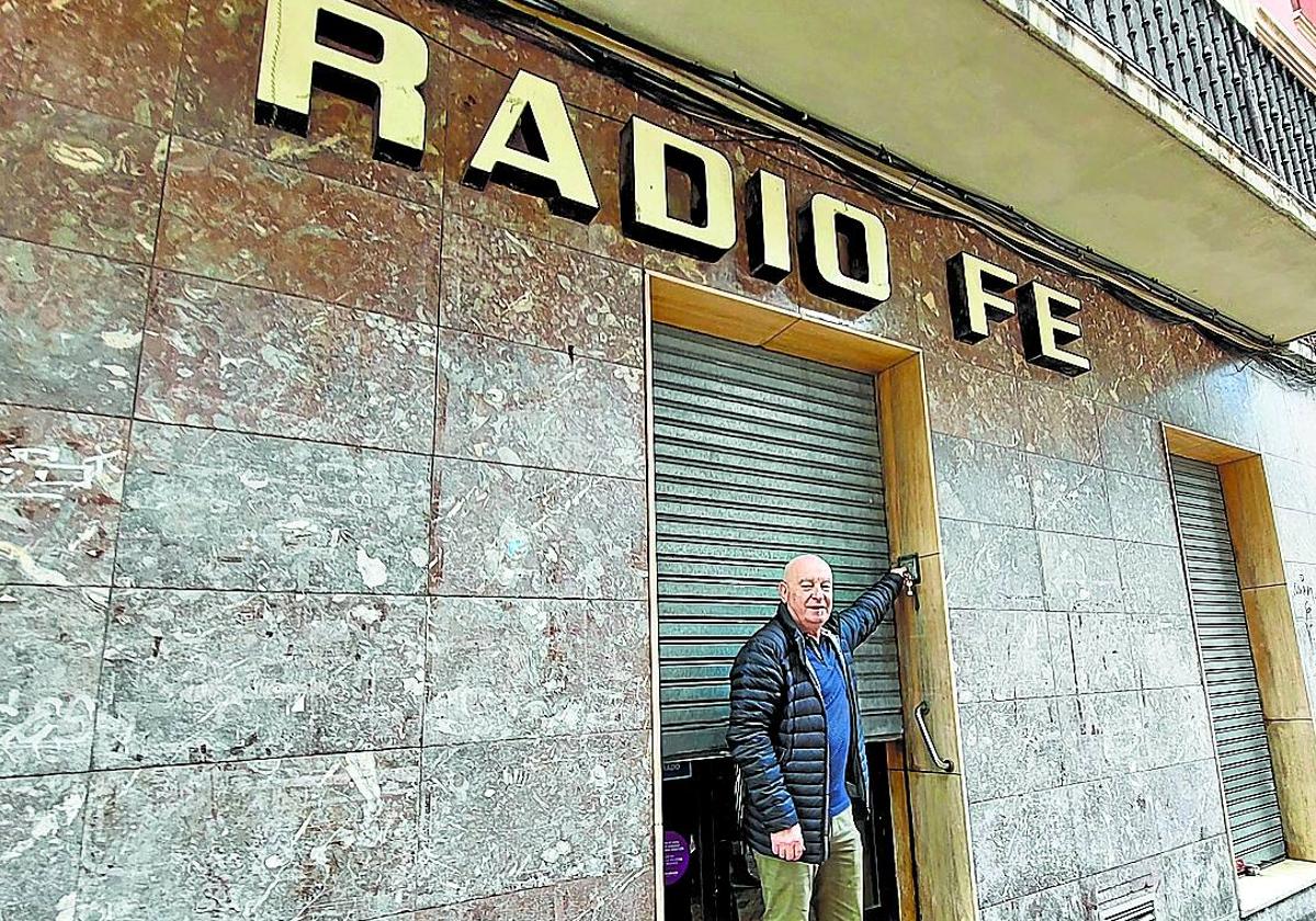 Txema Felipe en la puerta del negocio familiar del paseo de Los Fueros que abrió 'Boni', su padre, en 1951.