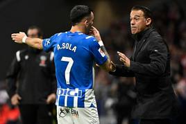 Álex Sola dialoga con Luis García durante el partido ante el Atlético en el Metropolitano.