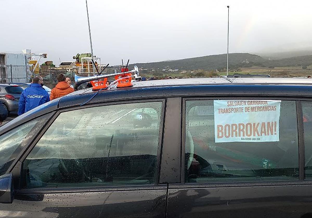 Una caravana de vehículos ha recorrido las calles de Júndiz para pedir soluciones