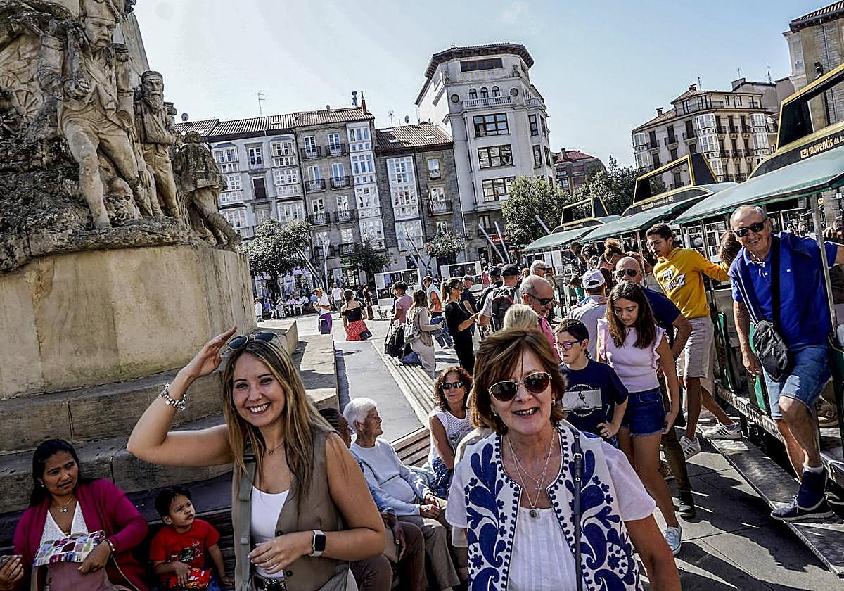 Turistas en la plaza de la Virgen Blanca de Vitoria el pasado 12 de octubre.