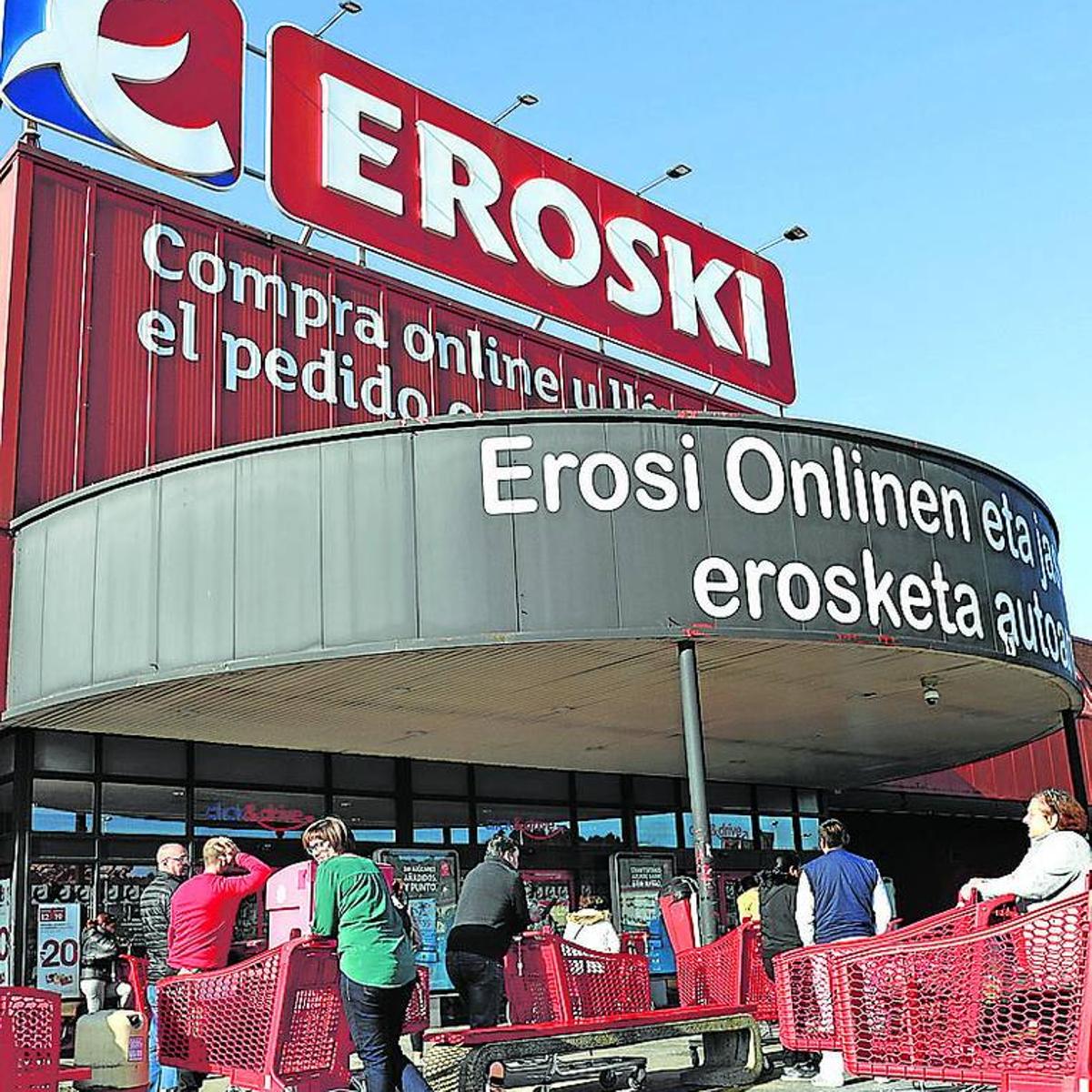 Clientes a la entrada de un hipermercado de Eroski.