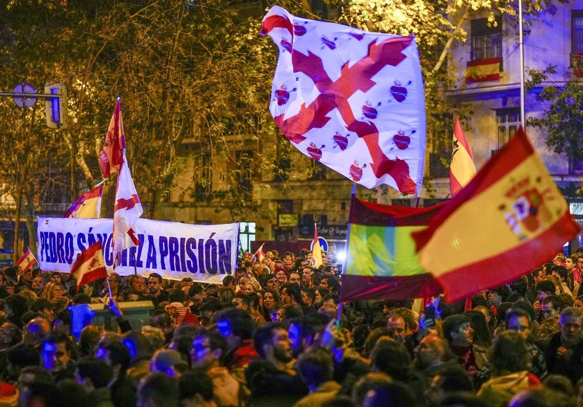 Protestas durante el primer día del debate de investidura del líder del PSOE, Pedro Sánchez