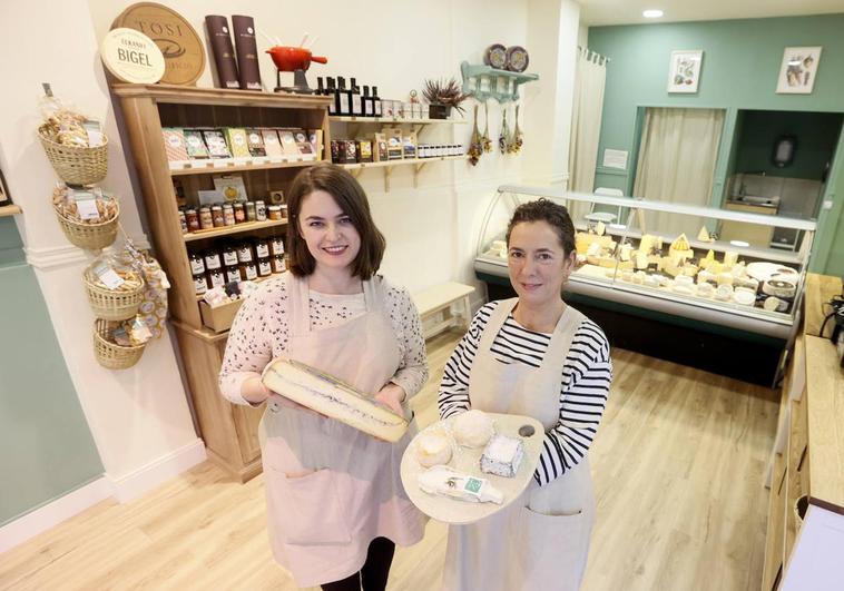 Gentzane Landa y Olga Viña, amigas desde hace siete años, han dejado sus carreras para abrir esta quesería artesana en Bilbao.