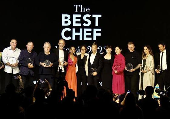 Algunos de los chefs galardonados posan durante la entrega de 'The Best Chef' en México.