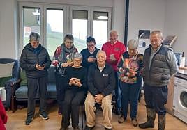 Vaerios vecinos del barrio de Salviejo, en Carranza, llevan días endientes de la cobertura y la línea telefónica para poder comunicarse.