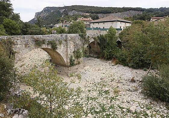 El cauce del Baias pasas seco por Pobes durante el verano.