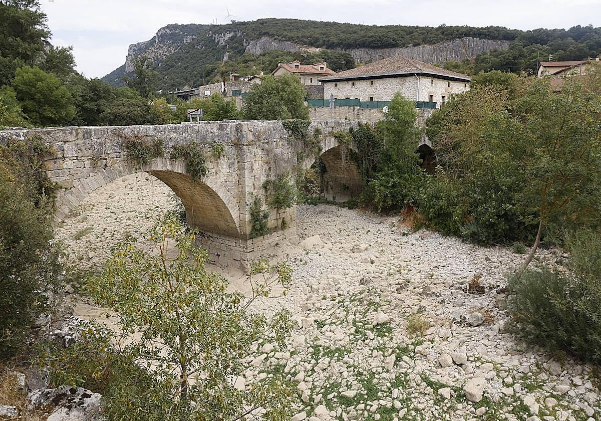 El cauce del Baias pasas seco por Pobes durante el verano.