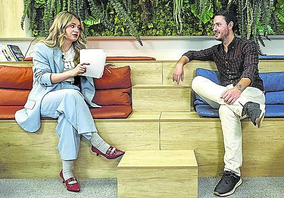 Mireia Martínez y Adrián Iriarte durante la charla en el marco de Start Innova Araba.