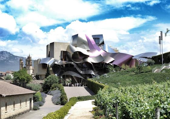 El hotel de Marqués de Riscal, en Elciego, emblema del gran lujo de Rioja Alavesa.