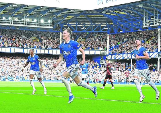 Crisis. El Everton celebra un gol en Goodison Park, que vive su última temporada antes del traslado al nuevo campo.