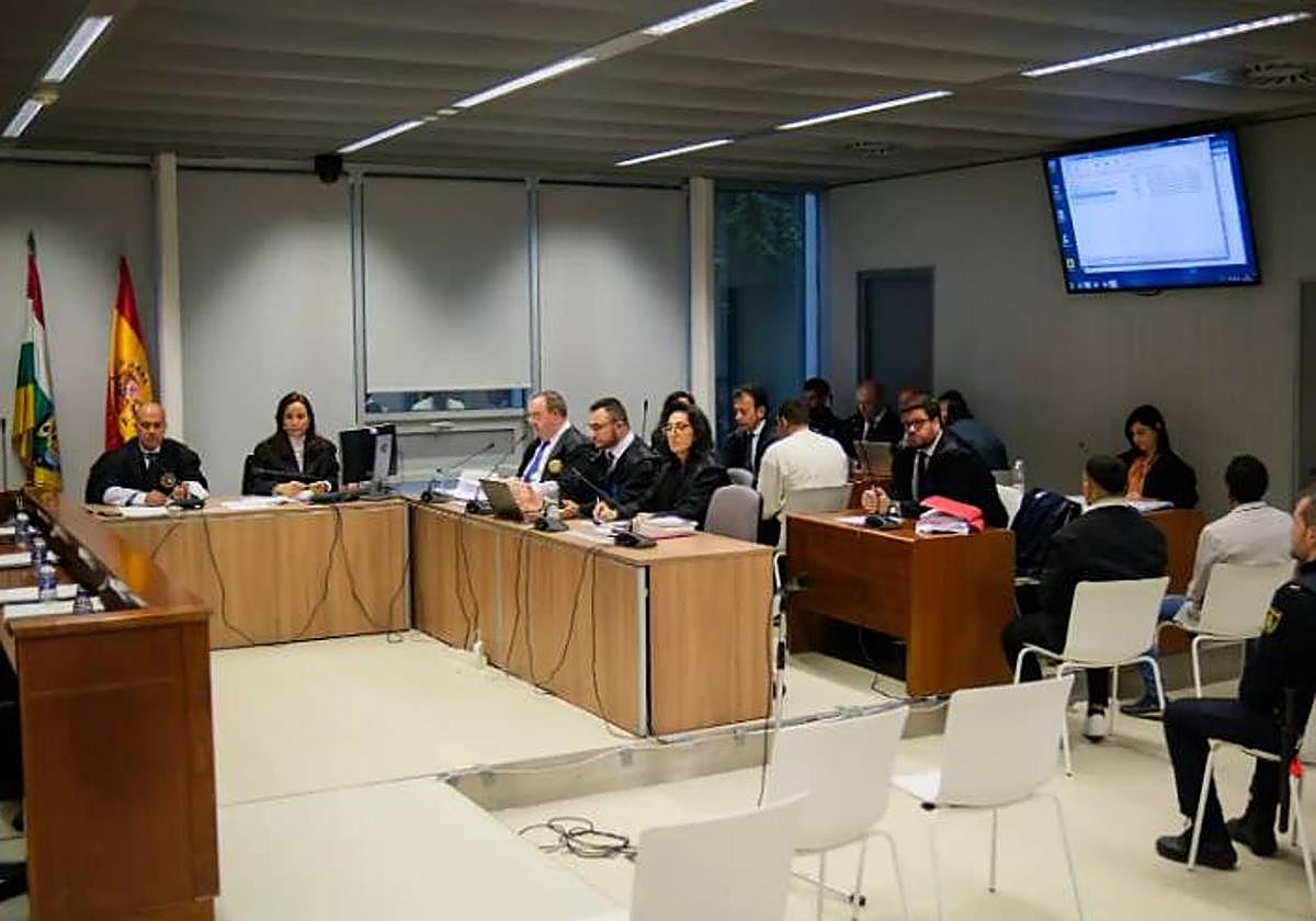 Los acusados, durante el juicio por la muerte de Isam Haddour.