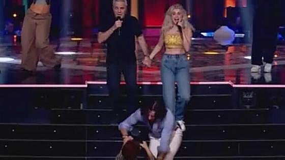 Paloma San Basilio se cae por las escaleras en 'Dúos increíbles'